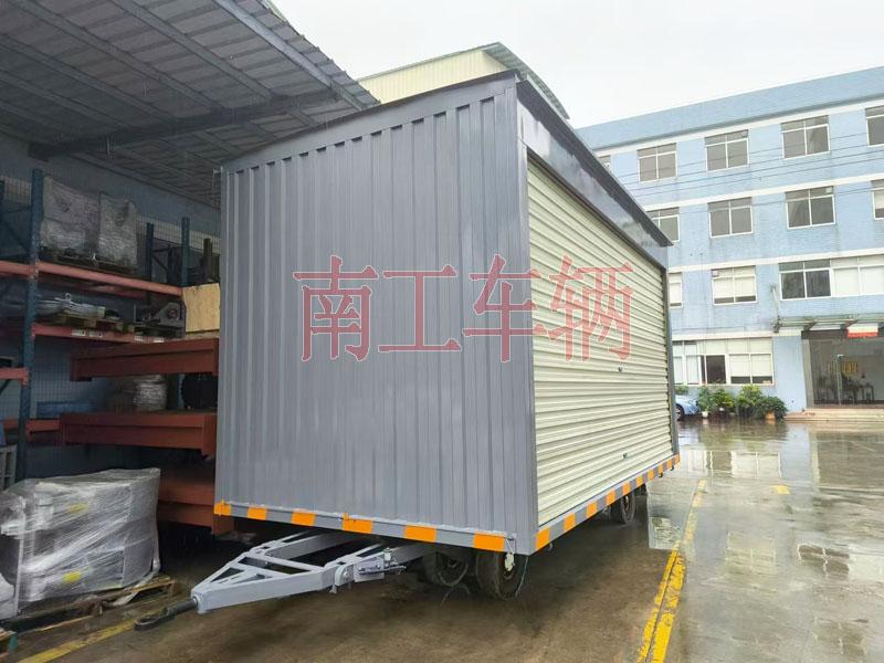 10吨箱式安博体育·ANBO(中国)官方网站两侧带卷帘门 牵引雨篷拖车